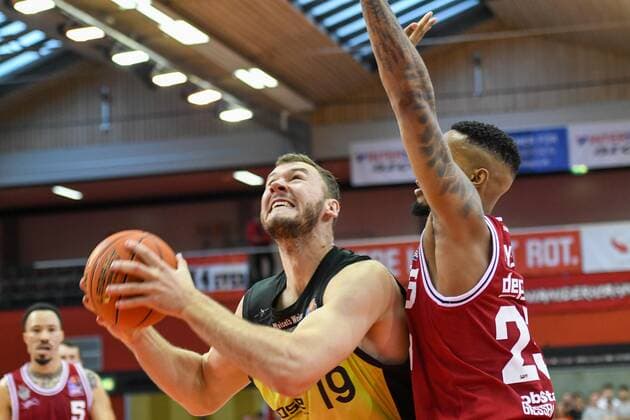 Martynas Sajus, Philip Fayne 1 matchday, Basketball Bundesliga, Basketball season 2021 2022, Germany, easyCredit BBL, Germany, Giessen 46ers, giessen red, men, Jobstairs GIESSEN 46ers Medi Bayreuth, men, Bayreuth in yellow