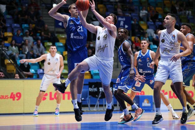Brenneke Lorenz, Fraport Skyliners, 21 ,Sehnal Ondrej, Basketball Loewen Braunschweig, 19 , , GER,Basketball, BBL,Season 2021 22,1 Matchday,26 09 2021, Frankfurt. Copyright: xEibner-Pressefoto UlrichxScherbaumx EP_usm