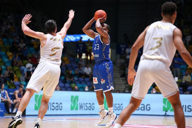 Klassen Owen, Basketball Loewen Braunschweig, 5 , Robertson Quantez, Fraport Skyliners, 23 , , GER,Basketball, BBL,Season 2021 22,1 Matchday,26 09 2021, Frankfurt. Copyright: xEibner-Pressefoto UlrichxScherbaumx EP_usm