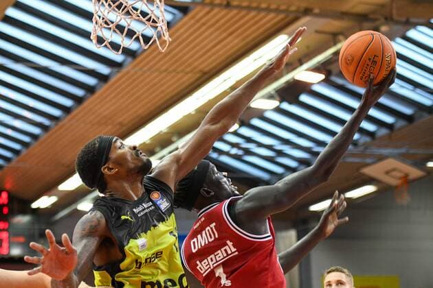 Terry Allen, Nuni Omot 1 matchday, Basketball Bundesliga, Basketball season 2021 2022, Germany, easyCredit BBL, Germany, Giessen 46ers, giessen red, men, Jobstairs GIESSEN 46ers Medi Bayreuth, men, Bayreuth in yellow