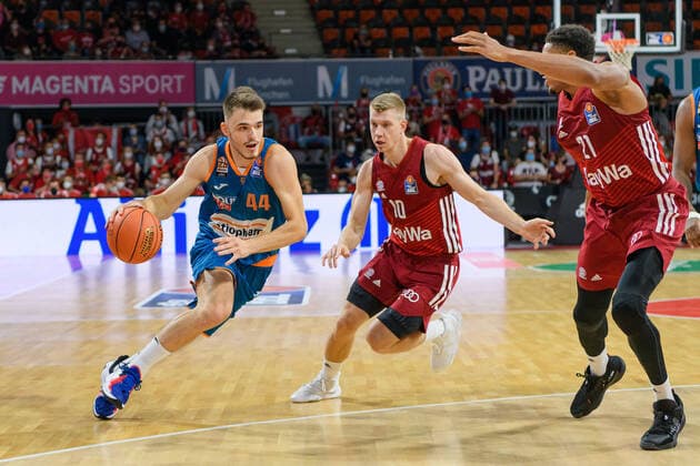 Fedor Zugic ratiopharm Ulm, 44 vs Ognjen Jaramaz FC Bayern Muenchen Basketball, 10 and Augustine Rubit FC Bayern Muenchen Basketball, 21 FC Bayern Muenchen vs ratiopharm Ulm, Basketball, BBL, 1 matchday, 2021 2022 season, 26 09 2021 FC Bayern Muenchen vs ratiopharm Ulm, Basketball, BBL, 1 matchday, 2021 2022 season, 26 09 2021 Muenchen. Copyright: xEibnerxPressefotox xHeikexFeinerx EP_HFR