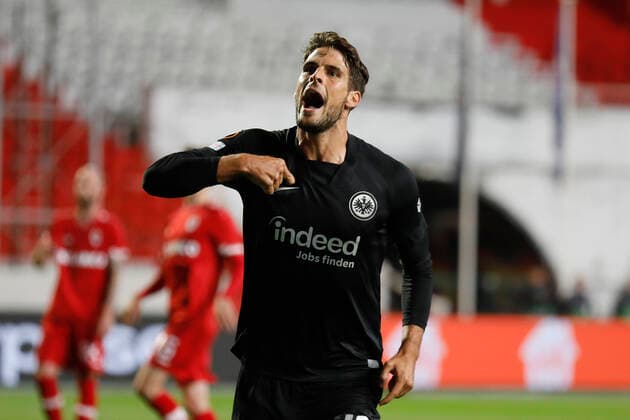 30 09 2021, Football, Europa League, 2021 2022, Royal Antwerpen Eintracht Frankfurt, BEL, Antwerp, Bosuilstadion picture v li goal scorer Goncalo Paciencia Eintracht Frankfurt , cheering after scoring the 1 0 goal, cheering, cheering, cheering, emotions Copyright: HMBxMedia xHeikoxBecker