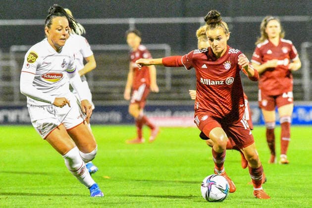 v li Peggy Kuznik FC Köln, 21 , Lina Magull FCB, 16 , Zweikampf, Duell, duel, tackle, tackling, Dynamik, Action, Aktion, 01 10 2021, Köln Deutschland , Fussball, Flyeralarm Frauen Bundesliga, 1 FC Köln FC Bayern München, DFB DFL REGULATIONS PROHIBIT ANY USE OF PHOTOGRAPHS AS IMAGE SEQUENCES AND OR QUASI VIDEO xmhx