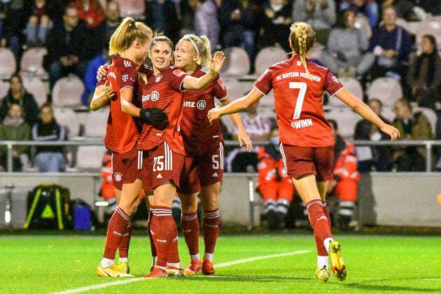 Maximiliane Rall FCB, 8, undercover scores the goal to 0 3, hit, goal, action, game scene, 01 10 2021, Cologne Germany , Football, Flyeralarm Frauen Bundesliga, 1 FC Köln FC Bayern München, DFB DFL REGULATIONS PROHIBIT ANY USE OF PHOTOGRAPHS AS IMAGE SEQUENCES AND OR QUASI VIDEO xmhx