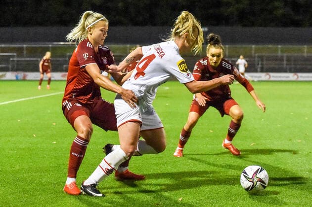 v li Hanna Glas FCB, 5 , Weronika Zawistowska FC Köln, 24 , Zweikampf, Duell, duel, tackle, tackling, Dynamik, Action, Aktion, 01 10 2021, Köln Deutschland , Fussball, Flyeralarm Frauen Bundesliga, 1 FC Köln FC Bayern München, DFB DFL REGULATIONS PROHIBIT ANY USE OF PHOTOGRAPHS AS IMAGE SEQUENCES AND OR QUASI VIDEO xmhx
