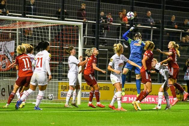 Manon Klett Goalkeeper FC Cologne, 1 saves the ball, save, holds the ball, action, 01 10 2021, Cologne Germany , Football, Flyeralarm Frauen Bundesliga, 1 FC Köln FC Bayern München, DFB DFL REGULATIONS PROHIBIT ANY USE OF PHOTOGRAPHS AS IMAGE SEQUENCES AND OR QUASI VIDEO xmhx