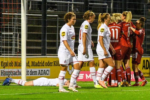 The players of FC Bayern München celebrate the 0 3 by Maximiliane Rall FCB, 8, hidden, celebrate a goal, celebrate the goal, celebration, optimistic, action, 01 10 2021, Cologne Germany , Football, Flyeralarm Frauen Bundesliga, 1 FC Köln FC Bayern München, DFB DFL REGULATIONS PROHIBIT ANY USE OF PHOTOGRAPHS AS IMAGE SEQUENCES AND OR QUASI VIDEO xmhx