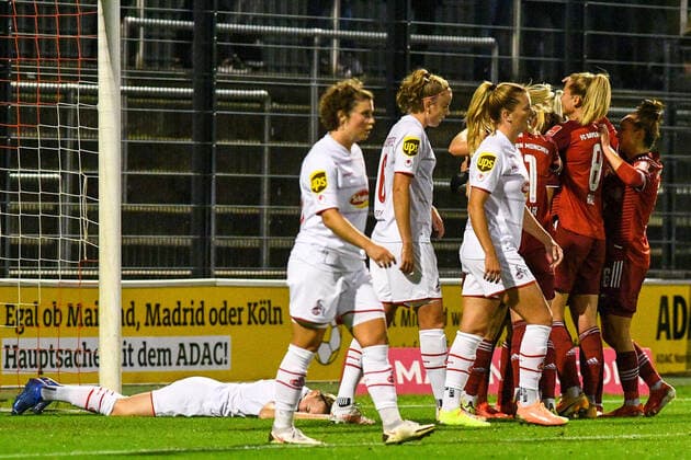 The players of FC Bayern München celebrate the 0 3 by Maximiliane Rall FCB, 8, hidden, celebrate a goal, celebrate the goal, celebration, optimistic, action, 01 10 2021, Cologne Germany , Football, Flyeralarm Frauen Bundesliga, 1 FC Köln FC Bayern München, DFB DFL REGULATIONS PROHIBIT ANY USE OF PHOTOGRAPHS AS IMAGE SEQUENCES AND OR QUASI VIDEO xmhx