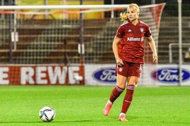 Glodis Viggosdottir FCB, 14 on the ball, game scene, crop, full body, single image, action, 01 10 2021, Cologne Germany , Football, Flyeralarm Frauen Bundesliga, 1 FC Köln FC Bayern München, DFB DFL REGULATIONS PROHIBIT ANY USE OF PHOTOGRAPHS AS IMAGE SEQUENCES AND OR QUASI VIDEO xmhx