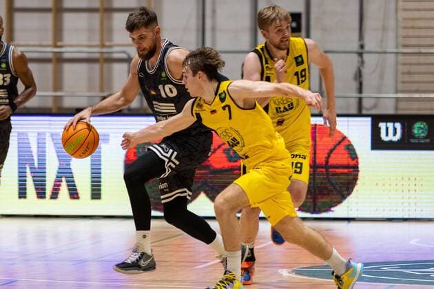 Julius Wolf Medipolis SC Jena, 10 Kilian Fischer Kirchheim Knights, 07 Till Pape Kirchheim Knights, 19 ¨¨¨Kirchheim Knights vs Medipolis SC Jena , 2 Basketball Bundesliga, Pro A, Barmer 2 Basketball, Matchday 3, Season 2021 2022, 02 10 2021, ¨¨ Kirchheim Knights vs Medipolis SC Jena , 2 Basketball Bundesliga, Pro A, Barmer 2 Basketball, Matchday 3, Season 2021 2022, 02 10 2021 Kirchheim am Neckar. Copyright: xNinaxSander xEibnerxPressefotoxIx EP_NSR