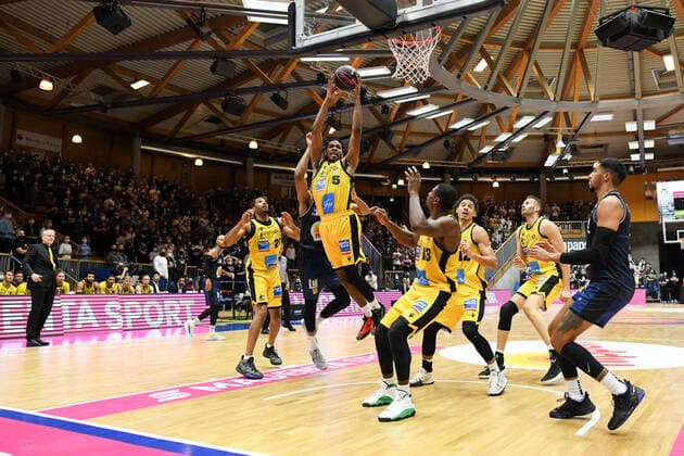 Justin Simon MHP Riesen Ludwigsburg , Yorman Polas Bartolo MHP Riesen Ludwigsburg , Tremmell Darden MHP Riesen Ludwigsburg at the basket, GER, HAKRO Merlins Crailsheim vs MHP Riesen Ludwigsburg, 02 10 2021, Round of 16 BBL Pokal, Season 2021 2022 GER, HAKRO Merlins Crailsheim vs MHP Riesen Ludwigsburg, 02 10 2021, Round of 16 BBL Pokal, Season 2021 2022 Crailsheim Copyright: xEibner MichaelxMemmlerx EP_MMR
