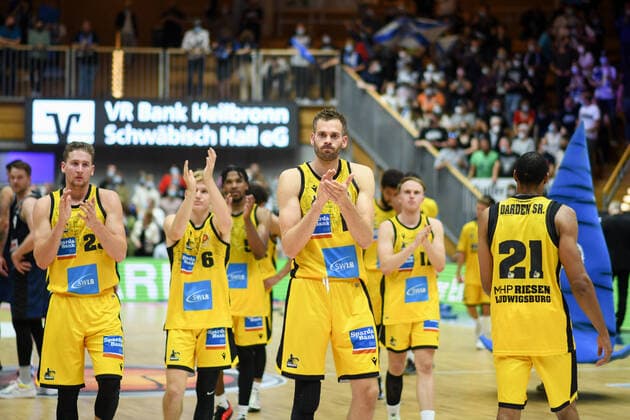 Jonas Wohlfarth Bottermann MHP Riesen Ludwigsburg , David Walker MHP Riesen Ludwigsburg , Johannes Patrick MHP Riesen Ludwigsburg and team is disappointed by the defeat, GER, HAKRO Merlins Crailsheim vs MHP Riesen Ludwigsburg, 02 10 2021, Round of 16 BBL Cup, Season 2021 2022 GER, HAKRO Merlins Crailsheim vs MHP Riesen Ludwigsburg, 02 10 2021, Round of 16 BBL Cup, Season 2021 2022 Crailsheim Copyright: xEibner MichaelxMemmlerx EP_MMR