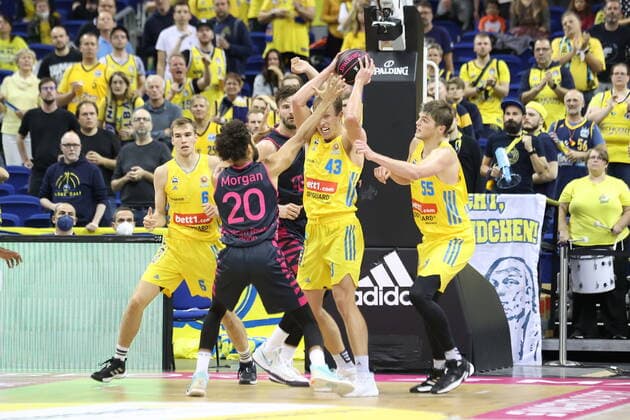DEU, GER, Cup, ALBA vs Bonn, 02 10 2021, Mercedes Benz Arena, Berlin, DEU, GER, Cup, ALBA vs Bonn, in picture Luke Sikma ALBA Berlin 43 , Malte Delow ALBA Berlin 6 , Lammers ALBA Berlin 55 , Jeremy Morgan Telekom Baskets Bonn 20 nordphotoxGmbHx xEngler nph00076