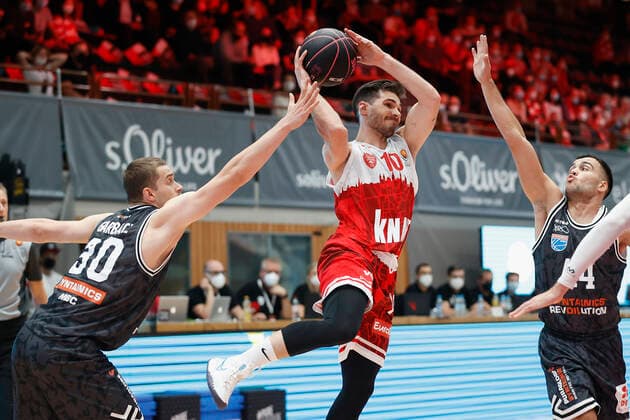 03 10 2021, Basketball, Magenta Sport BBL Cup, 2021, 2022, Round of 16, s Oliver Wuerzburg SYNTAINICS MBC, GER, Wuerzburg, s Oliver Arena Picture from left Jakub Garbacz MBC, Luciano Parodi s Oliver Wuerzburg and Nikola Rebic MBC Copyright: HMBxMedia xHeikoxBecker