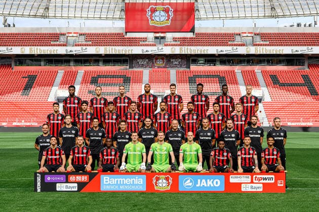Bayer 04 Leverkusen 1 BL, portrait date 2021 2022, team photo 1 row, vo li Paulinho, Florian Wirtz, Moussa Diaby, Andrey Lunev Lukas Hradecky, Niklas Lomb, Jeremie Frimpong, Charles Aranguiz, Amine Adli 2 row, from left Athletic Trainer Daniel Jouvin, Athletic Trainer Bob Schoos, Athletic Trainer Shahriar Bigdeki, Co-Trainer Alberto Encinas, Head Coach Gerardo Seoane, Co-Trainer Patrick Schnarwiler, Goalkeeper Coach David Thiel, Co Coach Analysis Marcel Daum, Analyst Licensed Players Department Simon Lackmann, Head of Sports Science and Atheltics Dr Malte Krüger 3 row, from left Exequiel Palacios, Emrehan Gedikli, Piero Hincapie, Lucas Alario, Karim Bellarabi, Kerem Demirbay, Nadiem Amiri, Daley Sinkgraven 4 row, from left Timothy Fosu Mensah, Panagiotis Retsos, Robert Andrich, Jonathan Tah, Patrik Schick, Edmond Tapsoba, Odilon Kossounou, Mitchel Bakker