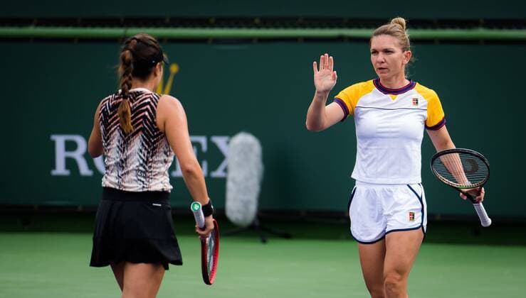 Mandatory Credit: Photo by Rob Prange Shutterstock (12524628ah) Simona Halep of Romania in action during the first round of doubles with partner Elena-Gabriela Ruse at the 2021 BNP Paribas Open WTA, Tennis Damen 1000 tennis tournament BNP Paribas Open, Tennis, Day 2, Indian Wells Tennis Garden, California, USA - 07 Oct 2021 BNP Paribas Open, Tennis, Day 2, Indian Wells Tennis Garden, California, USA - 07 Oct 2021 Copyright: xRobxPrange Shutterstockx 12524628ah