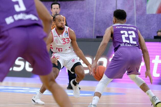 Parker Jackson Cartwright Telekom Baskets Bonn on the ball , Stephen Brown Jr BG Goettingen R , Basketball, Bundesliga, BBL, BG Goettingen Telekom Baskets Bonn, 09 10 2021, BG Goettingen Telekom Baskets Bonn, Basketball, Bundesliga, GER, BBL, 09 10 2021 Goettingen Copyright: xEibner-Pressefotox-xRolandxSippelx