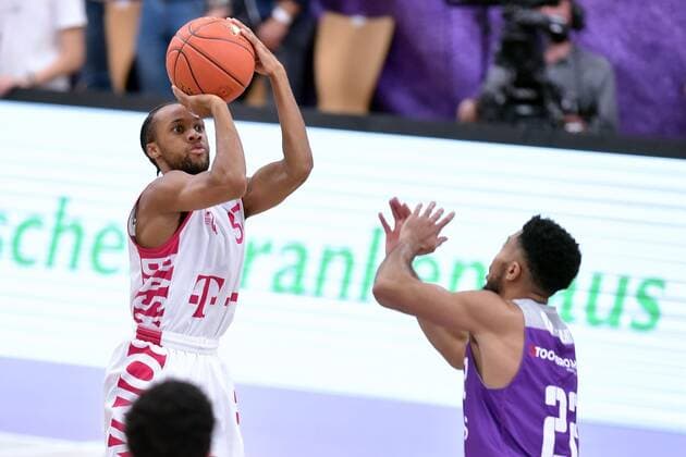 Parker Jackson Cartwright Telekom Baskets Bonn at throw Stephen Brown Jr BG Goettingen R , Basketball, Bundesliga, BBL, BG Goettingen Telekom Baskets Bonn, 09 10 2021, BG Goettingen Telekom Baskets Bonn, Basketball, Bundesliga, GER, BBL, 09 10 2021 Goettingen Copyright: xEibner-Pressefotox-xRolandxSippelx
