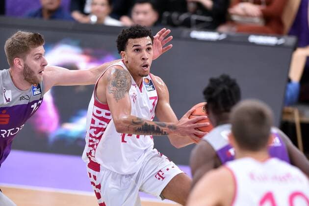 Tyson Ward Telekom Baskets Bonn on the ball , Stephen Brown Jr BG Goettingen R , Mathis Moenninghoff BG Goettingen L , Basketball, Bundesliga, BBL, BG Goettingen Telekom Baskets Bonn, 09 10 2021, BG Goettingen Telekom Baskets Bonn, Basketball, Bundesliga, GER, BBL, 09 10 2021 Goettingen Copyright: xEibner-Pressefotox-xRolandxSippelx