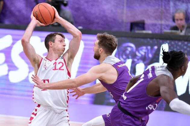 Skyler Bowlin Telekom Baskets Bonn on the ball , Jake Toolson BG Goettingen R , Basketball, Bundesliga, BBL, BG Goettingen Telekom Baskets Bonn, 09 10 2021, BG Goettingen Telekom Baskets Bonn, Basketball, Bundesliga, GER, BBL, 09 10 2021 Goettingen Copyright: xEibner-Pressefotox-xRolandxSippelx