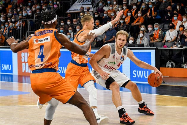 GER, BBL, ratiopharm ulm vs Brose Bamberg 09 10 2021, ratiopharm arena, Neu Ulm, GER, BBL, ratiopharm ulm vs Brose Bamberg, pictured Jaron Blossomgame Ulm, 4 , Thomas Klepeisz Ulm, 22 , Christian Sengfelder Bamberg, 43 nordphotoxGmbHx xHafner nph00200