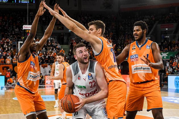 GER, BBL, Play offs, ratiopharm ulm vs Brose Bamberg 09 10 2021, ratiopharm arena, Neu Ulm, GER, BBL, Play offs, ratiopharm ulm vs Brose Bamberg, in picture Martinas Geben Bamberg, 22 cant be stopped by Semaj Christon Ulm, 0 , Christoph Philipps Ulm, 10 and Cristiano Felicio Ulm, 1 nordphotoxGmbHx xHafner nph00200