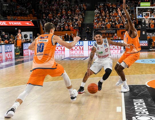 GER, BBL, Play offs, ratiopharm ulm vs Brose Bamberg 09 10 2021, ratiopharm arena, Neu Ulm, GER, BBL, Play offs, ratiopharm ulm vs Brose Bamberg, pictured Justin Robinson Bamberg, 12 tries to play around Christoph Philipps Ulm, 10 and Semaj Christon Ulm, 0 nordphotoxGmbHx xHafner nph00200