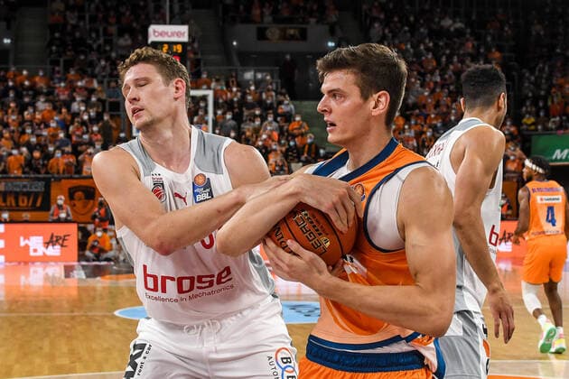 GER, BBL, Play offs, ratiopharm ulm vs Brose Bamberg 09 10 2021, ratiopharm arena, Neu Ulm, GER, BBL, Play offs, ratiopharm ulm vs Brose Bamberg, in the picture Patrick Heckmann Bamberg, 33 and Christoph Philipps Ulm, 10 , fight for the ball nordphotoxGmbHx xHafner nph00200