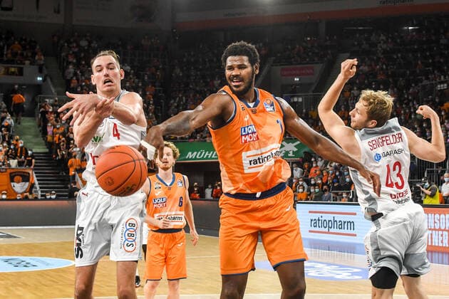 GER, BBL, Play offs, ratiopharm ulm vs Brose Bamberg 09 10 2021, ratiopharm arena, Neu Ulm, GER, BBL, Play offs, ratiopharm ulm vs Brose Bamberg, pictured Omar Prewitt Bamberg, 4 , Cristiano Felicio Ulm, 1 , Christian Sengfelder Bamberg, 43 , Fight for the Rebound nordphotoxGmbHx xHafner nph00200