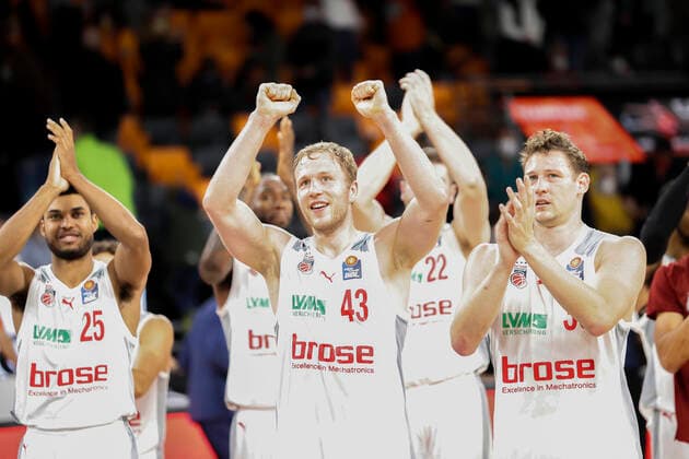 vlnr Kenneth Ogbe Brose Bamberg, 25 Christian Sengfelder Brose Bamberg, 43 Patrick Heckmann Brose Bamberg, 33 ratiopharm Ulm Brose Bamberg, easyCredit Basketball Bundesliga, Season 2021 2022, 3 Matchday, Ulm, Germany, 09 10 2021, Copyright: DanielxLöb