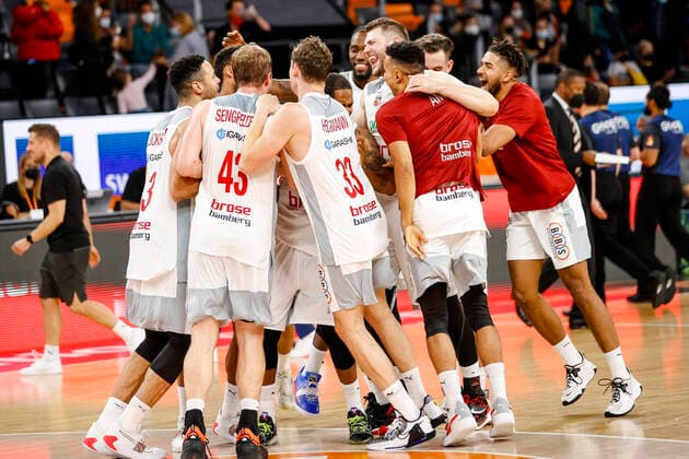 Bamberg cheers flnr Dominic Lockhart Brose Bamberg, 03 Christian Sengfelder Brose Bamberg, 43 Patrick Heckmann Brose Bamberg, 33 Martinas Geben Brose Bamberg, 22 ratiopharm Ulm Brose Bamberg, easyCredit Basketball Bundesliga, Season 2021 2022, 3 Matchday, Ulm, Germany, 09 10 2021, 0171 4157296 Copyright: DanielxLöb