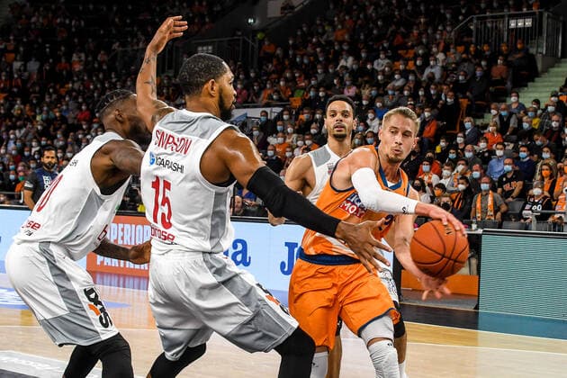 GER, BBL, Play offs, ratiopharm ulm vs Brose Bamberg 09 10 2021, ratiopharm arena, Neu Ulm, GER, BBL, Play offs, ratiopharm ulm vs Brose Bamberg, in picture Trevis Simpson Bamberg, 15 tries to prevent a pass from Thomas Klepeisz Ulm, 22 nordphotoxGmbHx xHafner nph00200