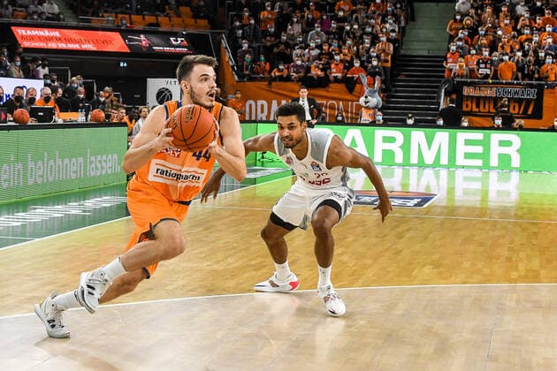 GER, BBL, Play offs, ratiopharm ulm vs Brose Bamberg 09 10 2021, ratiopharm arena, Neu Ulm, GER, BBL, Play offs, ratiopharm ulm vs Brose Bamberg, pictured Fedor Zugic Ulm, 44 , Kenneth Ogbe Bamberg, 25 nordphotoxGmbHx xHafner nph00200