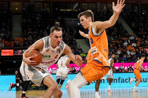 GER, BBL, Play offs, ratiopharm ulm vs Brose Bamberg 09 10 2021, ratiopharm arena, Neu Ulm, GER, BBL, Play offs, ratiopharm ulm vs Brose Bamberg, in picture Omar Prewitt Bamberg, 4 can only be stopped with foul by Christoph Philipps Ulm, 10 nordphotoxGmbHx xHafner nph00200