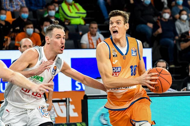 GER, BBL, Play offs, ratiopharm ulm vs Brose Bamberg 09 10 2021, ratiopharm arena, Neu Ulm, GER, BBL, Play offs, ratiopharm ulm vs Brose Bamberg, pictured Omar Prewitt Bamberg, 4 , Christoph Philipps Ulm, 10 nordphotoxGmbHx xHafner nph00200