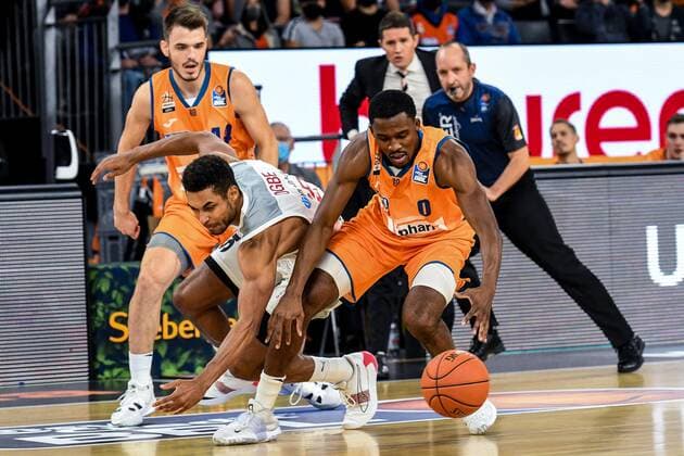 GER, BBL, ratiopharm ulm vs Brose Bamberg 09 10 2021, ratiopharm arena, Neu Ulm, GER, BBL, ratiopharm ulm vs Brose Bamberg, pictured Kenneth Ogbe Bamberg, 25 , Semaj Christon Ulm, 0 nordphotoxGmbHx xHafner nph00200