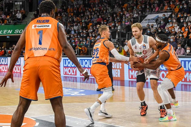 GER, BBL, ratiopharm ulm vs Brose Bamberg 09 10 2021, ratiopharm arena, Neu Ulm, GER, BBL, ratiopharm ulm vs Brose Bamberg, pictured Cristiano Felicio Ulm, 1 in waiting, Thomas Klepeisz Ulm, 22 and Jaron Blossomgame Ulm, 4 fight for the ball with Christian Sengfelder Bamberg, 43 nordphotoxGmbHx xHafner nph00200