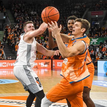 GER, BBL, ratiopharm ulm vs Brose Bamberg 09 10 2021, ratiopharm arena, New Ulm, GER, BBL, ratiopharm ulm vs Brose Bamberg, pictured Christoph Philipps Ulm, 10 can take the ball away from Martinas Geben Bamberg, 22 nordphotoxGmbHx xHafner nph00200