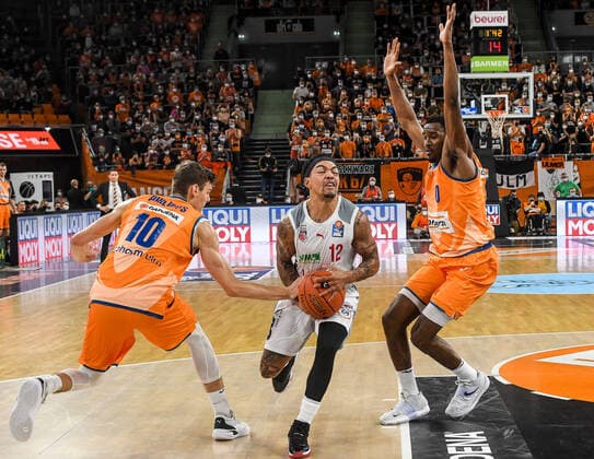 GER, BBL, ratiopharm ulm vs Brose Bamberg 09 10 2021, ratiopharm arena, Neu Ulm, GER, BBL, ratiopharm ulm vs Brose Bamberg, pictured Justin Robinson Bamberg, 12 tries to play around Christoph Philipps Ulm, 10 and Semaj Christon Ulm, 0. nordphotoxGmbHx xHafner nph00200