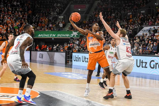 GER, BBL, ratiopharm ulm vs Brose Bamberg 09 10 2021, ratiopharm arena, Neu Ulm, GER, BBL, ratiopharm ulm vs Brose Bamberg, pictured Christian Sengfelder Bamberg, 43 tries to prevent a pass from Semaj Christon Ulm, 0 nordphotoxGmbHx xHafner nph00200