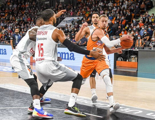 GER, BBL, ratiopharm ulm vs Brose Bamberg 09 10 2021, ratiopharm arena, Neu Ulm, GER, BBL, ratiopharm ulm vs Brose Bamberg, pictured Trevis Simpson Bamberg, 15 gets in the way of Thomas Klepeisz Ulm, 22 nordphotoxGmbHx xHafner nph00200