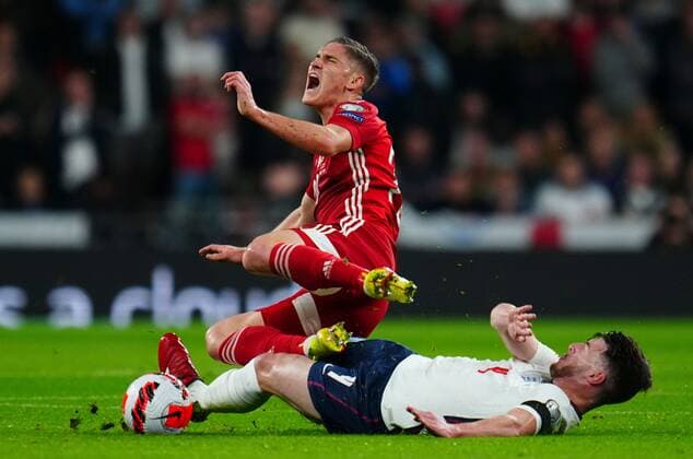 Sport Bilder des Tages Mandatory Credit: Photo by Javier Garcia Shutterstock (12534018p) Declan Rice of England tackles Roland Sallai of Hungary England v Hungary, FIFA World Cup, WM, Weltmeisterschaft, Fussball 2022 Qualifying, Group I, Football, Wembley Stadium, London, UK - 12 Oct 2021 EDITORIAL USE ONLY No use with unauthorised audio, video, data, fixture lists, club league logos or live services. Online in-match use limited to 120 images, no video emulation. No use in betting, games or single club league player publications. England v Hungary, FIFA World Cup 2022 Qualifying, Group I, Football, Wembley Stadium, London, UK - 12 Oct 2021 EDITORIAL USE ONLY No use with unauthorised audio, video, data, fixture lists, club league logos or live services. Online in-match use limited to 120 images, no video emulation. No use in betting, games or single club league player publications. Copyright: xJavierxGarcia Shutterstockx 12534018p