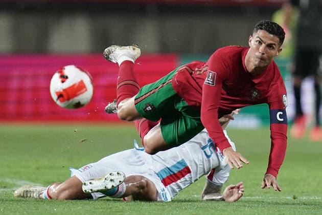 Football World Cup Qualification 2021 2022 12 10 2021, football international, country match, World Cup Qualification, Qatar 2022 Qatar 2022 2021 2022, Group A, Matchday 8, Portugal, Faro, Algarve, Portugal POR Luxembourg LUX vl Olivier Thill Luxembourg 15 foul on Ronaldo, Cristiano Ronaldo, CR7 POR, Portugal 7