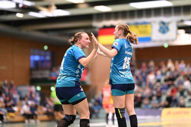Handball I Women I Season 2021 2022 I 1 HBF I 5 Matchday I Buxtehuder SV HSG Bensheim Auerbach I 16 10 2021 Johanna Heldmann 4, Buxtehuder Sportverein with Meret Ossenkopp 15, Buxtehuder Sportverein Copyright: xBEAUTIFULxSPORTS Schlikisx