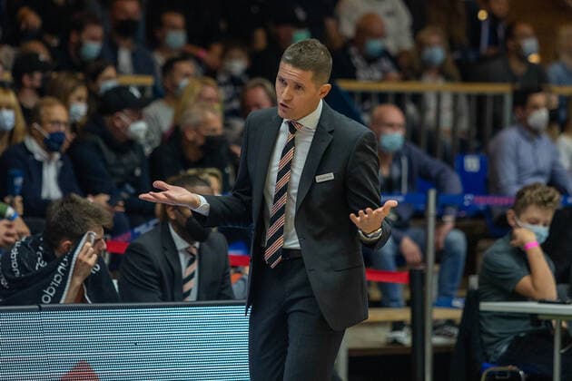 Jaka Lakovic ratiopharm Ulm, Head Coach HAKRO Merlins Crailsheim vs ratiopharm Ulm, Basketball, 1 Bundesliga, easy credit BBL, Spieltag 4, Spielzeit 2021 2022, 16 10 2021 HAKRO Merlins Crailsheim vs ratiopharm Ulm, Basketball, 1 Bundesliga, easy credit BBL, Spieltag 4, Spielzeit 2021 2022, 16 10 2021 Ilshofen Copyright: xNinaxSander xEibnerxPressefotoxIx EP_NSR