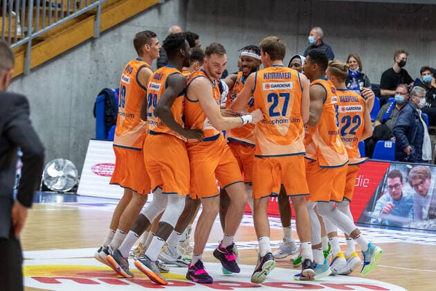 ratiopharm Ulm celebrates HAKRO Merlins Crailsheim vs ratiopharm Ulm, Basketball, 1 Bundesliga, easy credit BBL, Spieltag 4, Spielzeit 2021 2022, 16 10 2021 HAKRO Merlins Crailsheim vs ratiopharm Ulm, Basketball, 1 Bundesliga, easy credit BBL, Spieltag 4, Spielzeit 2021 2022, 16 10 2021 Ilshofen Copyright: xNinaxSander xEibnerxPressefotoxIx EP_NSR