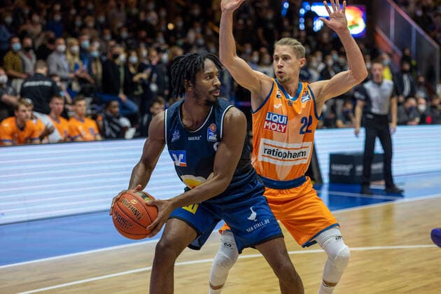 Terrell Harris Hakro Merlins Crailsheim, 8 Thomas Klepeisz ratiopharm Ulm, 22 HAKRO Merlins Crailsheim vs ratiopharm Ulm, Basketball, 1 Bundesliga, easy credit BBL, Matchday 4, Season 2021 2022, 16 10 2021 HAKRO Merlins Crailsheim vs ratiopharm Ulm, Basketball, 1 Bundesliga, easy credit BBL, Matchday 4, Season 2021 2022, 16 10 2021 Ilshofen Copyright: xNinaxSander xEibnerxPressefotoxIx EP_NSR