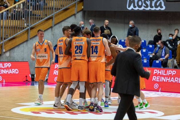 ratiopharm Ulm celebrates HAKRO Merlins Crailsheim vs ratiopharm Ulm, Basketball, 1 Bundesliga, easy credit BBL, Spieltag 4, Spielzeit 2021 2022, 16 10 2021 HAKRO Merlins Crailsheim vs ratiopharm Ulm, Basketball, 1 Bundesliga, easy credit BBL, Spieltag 4, Spielzeit 2021 2022, 16 10 2021 Ilshofen Copyright: xNinaxSander xEibnerxPressefotoxIx EP_NSR