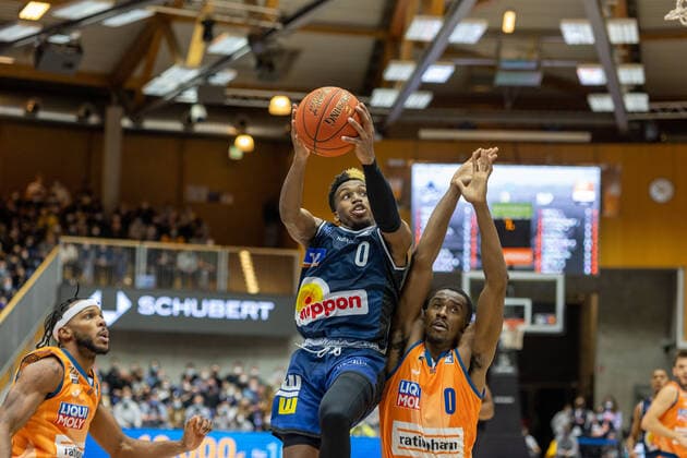 TJ Shorts II Hakro Merlins Crailsheim, 0 Semaj Christon ratiopharm Ulm, 00 HAKRO Merlins Crailsheim vs ratiopharm Ulm, Basketball, 1 Bundesliga, easy credit BBL, Matchday 4, Season 2021 2022, 16 10 2021 HAKRO Merlins Crailsheim vs ratiopharm Ulm, Basketball, 1 Bundesliga, easy credit BBL, Matchday 4, Season 2021 2022, 16 10 2021 Ilshofen Copyright: xNinaxSander xEibnerxPressefotoxIx EP_NSR
