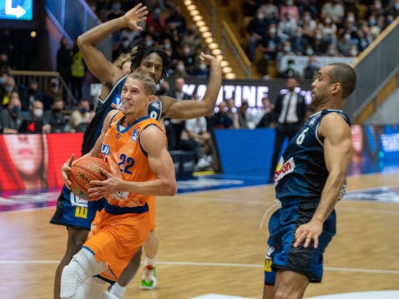 Thomas Klepeisz ratiopharm Ulm, 22 Elias Lasisi HAKRO Merlins Crailsheim 6 , HAKRO Merlins Crailsheim vs ratiopharm Ulm, Basketball, 1 Bundesliga, easy credit BBL, Spieltag 4, Spielzeit 2021 2022, 16 10 2021 HAKRO Merlins Crailsheim vs ratiopharm Ulm, Basketball, 1 Bundesliga, easy credit BBL, Spieltag 4, Spielzeit 2021 2022, 16 10 2021 Ilshofen Copyright: xEibner-Pressefotox EP_ABF